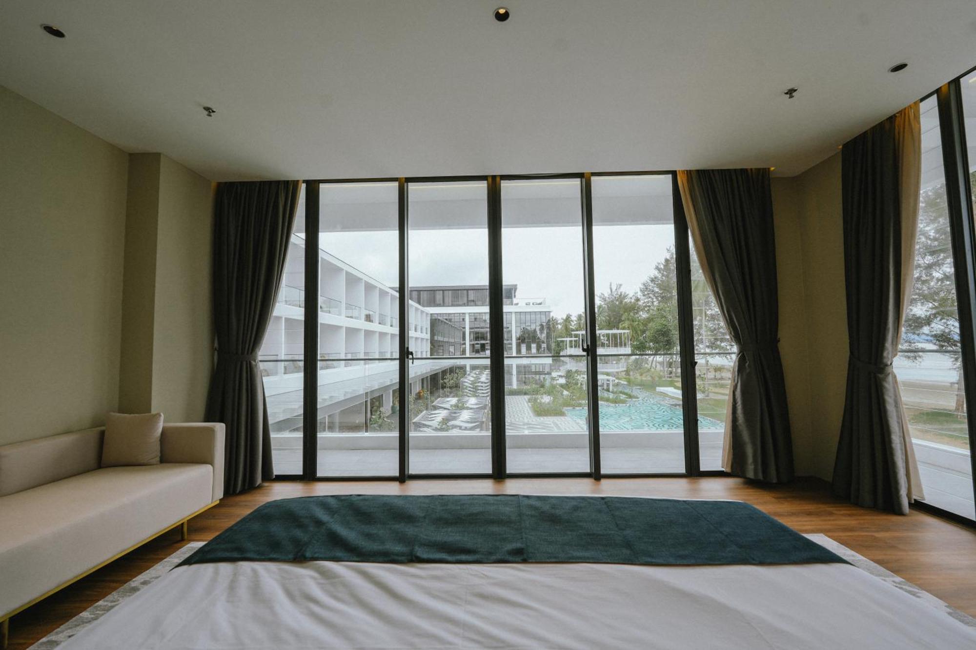 Roxy Beach Resort Sematan エクステリア 写真