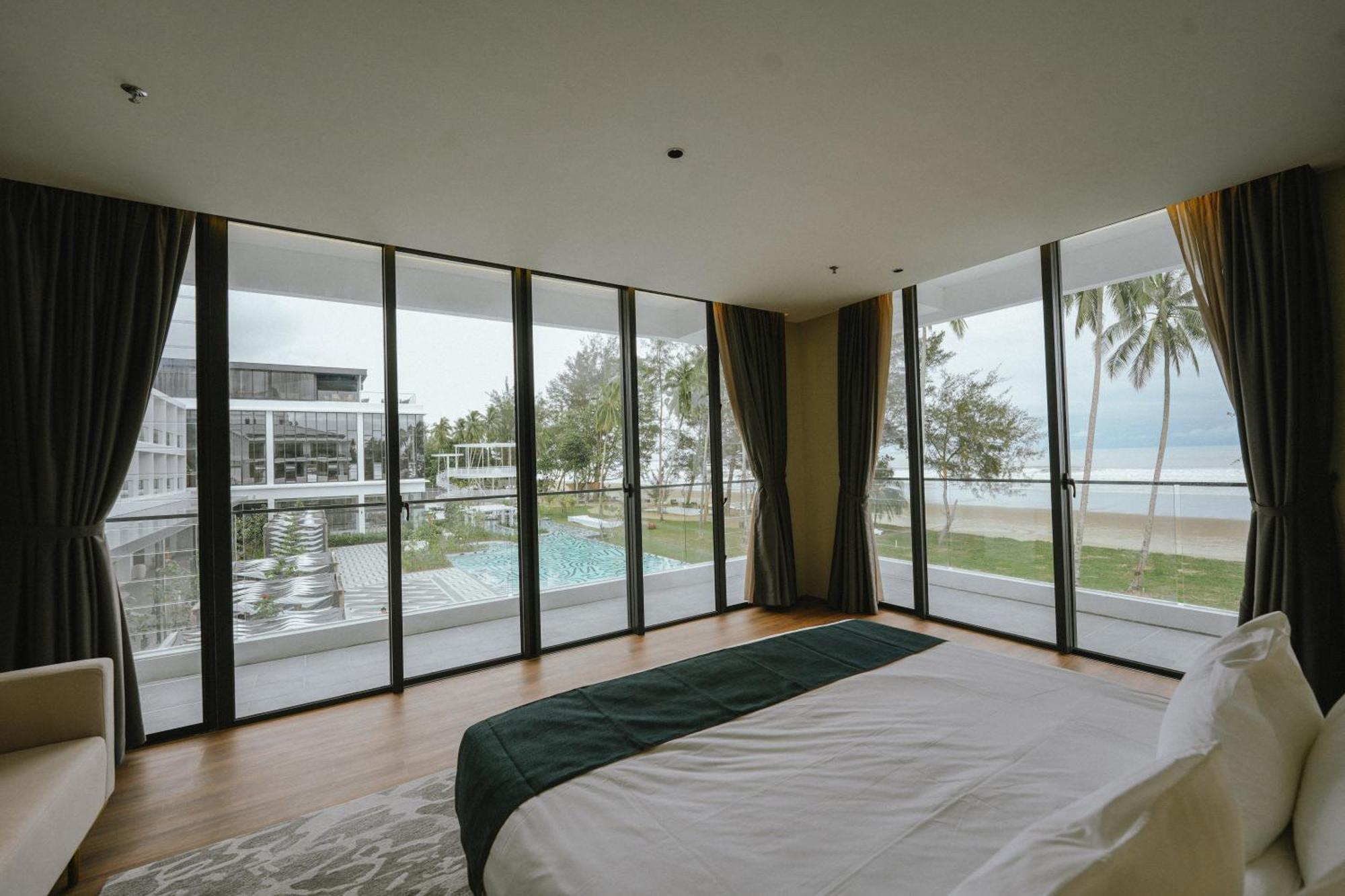 Roxy Beach Resort Sematan エクステリア 写真