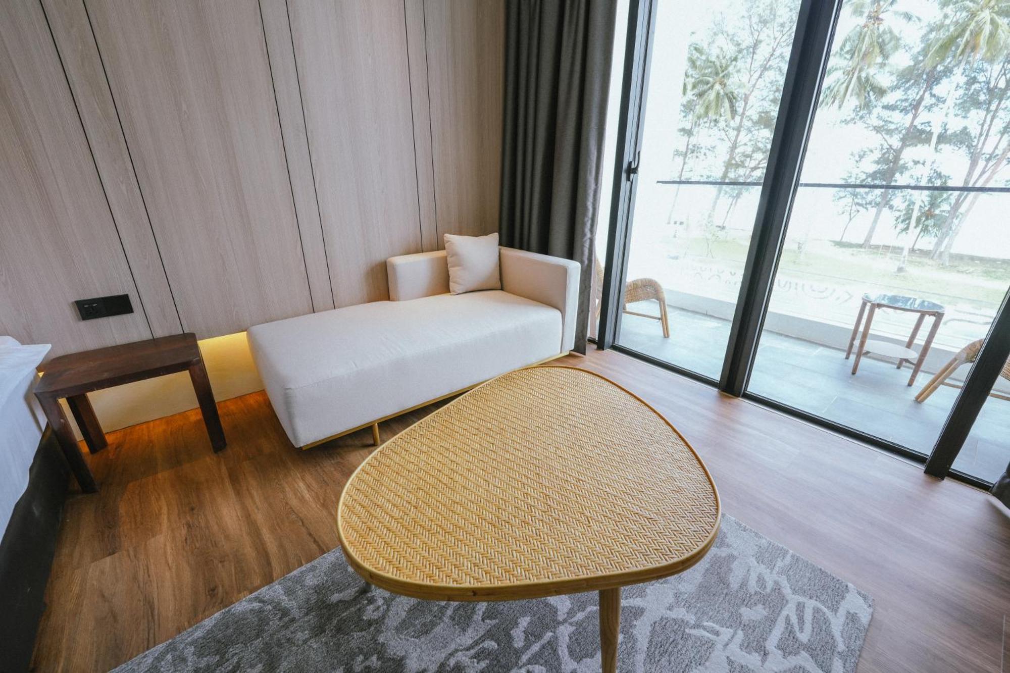 Roxy Beach Resort Sematan エクステリア 写真