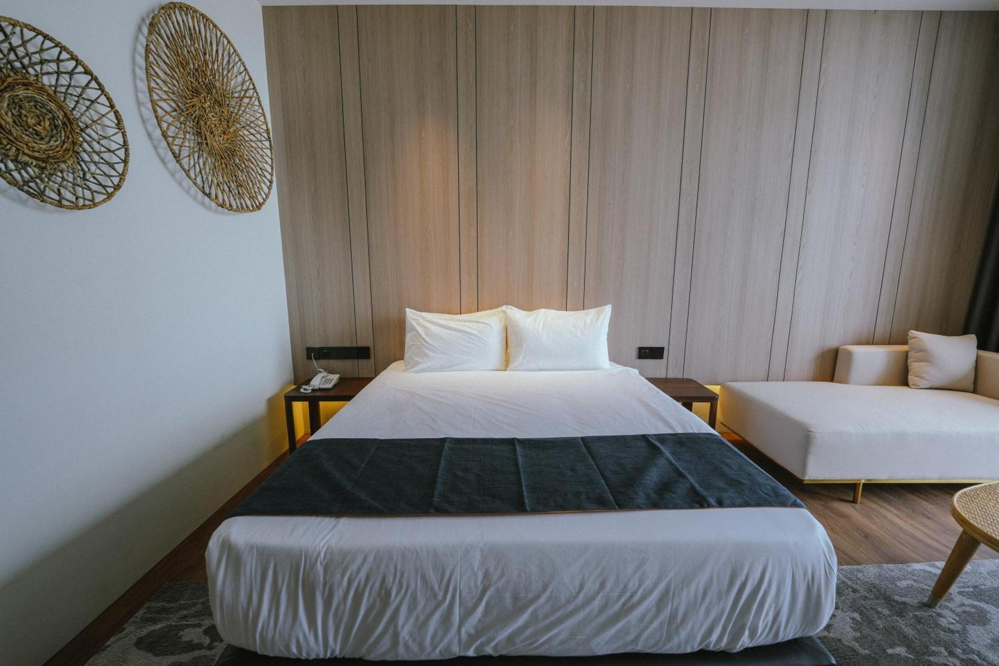 Roxy Beach Resort Sematan エクステリア 写真